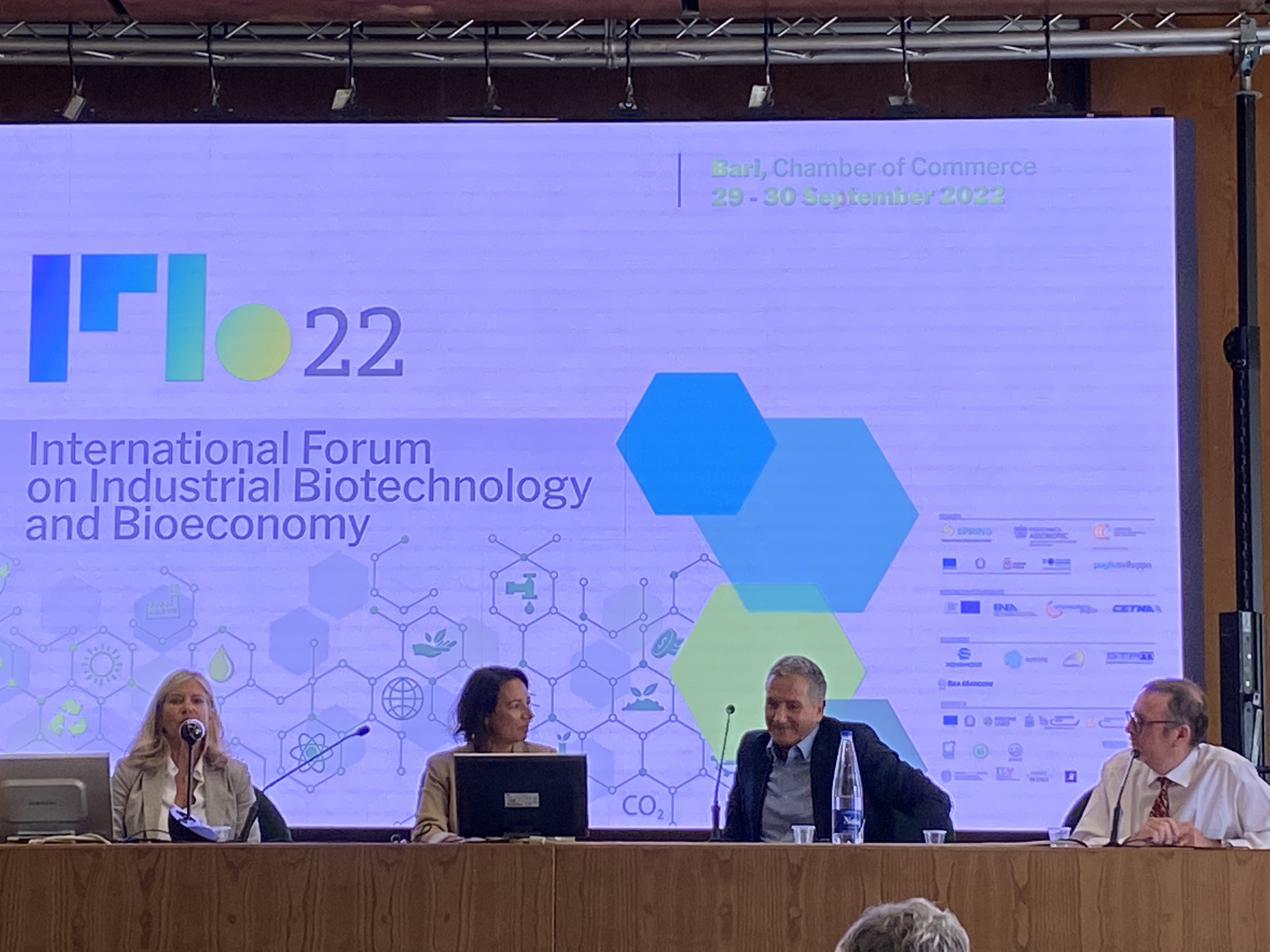 82AE5A2C-FF83-4E28-A372-E1B75B659819